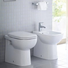 Sanitari filomuro bianco lucido con sedile d-code duravit