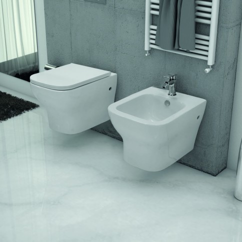 Sanitari sospesi bianco lucido con sedile seven althea ceramics