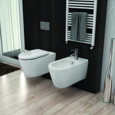 Sanitari sospesi bianco lucido con sedile alfa idevit