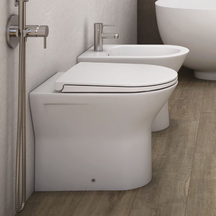 Sanitari filomuro bianco lucido con sedile compact rak ceramics