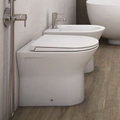 Sanitari filomuro bianco lucido con sedile compact rak ceramics