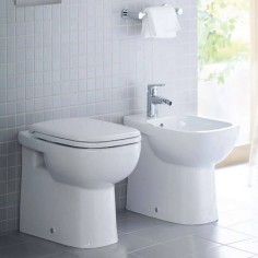 Sanitari filomuro bianco lucido con sedile d-code duravit